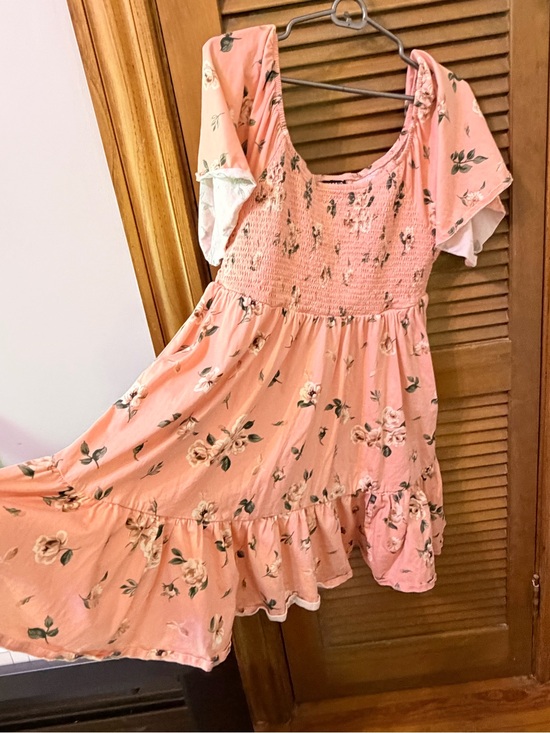 torrid Dresses & Skirts - Torrid peach floral dress with smocked bodice